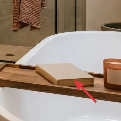 Decorative candle on the wood tray
